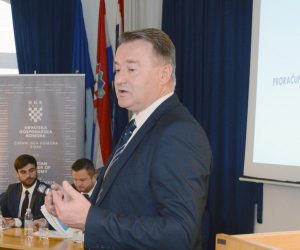 21.11.2018., Sisak - Sisacko-moslavacki zupan Ivo Zinic predstavnicima zupanijskih ustanova i tgovackih drustava i udruga predstavio je zupanijski Proracun za 2019. godinu. 
Photo: Nikola Cutuk/PIXSELL