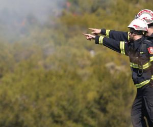 Požar nošen orkanskom burom spušta se prema prvim kućama 23.02.2019., Tribunj - Veliki pozar nosen orkanskom burom u okolici Tribunja. Pozar se spusta prema prvim kucama. Photo: Dusko Jaramaz/PIXSELL