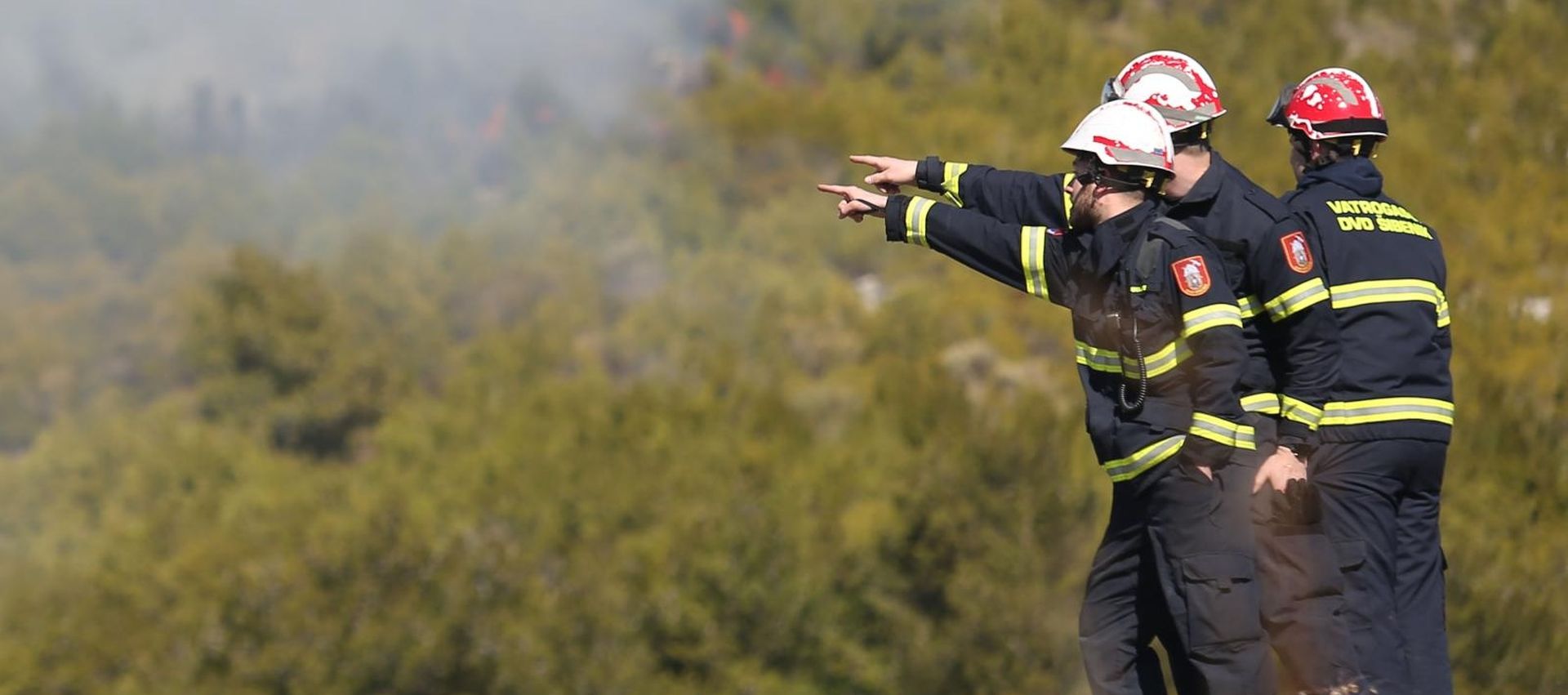 Požar nošen orkanskom burom spušta se prema prvim kućama 23.02.2019., Tribunj - Veliki pozar nosen orkanskom burom u okolici Tribunja. Pozar se spusta prema prvim kucama. Photo: Dusko Jaramaz/PIXSELL