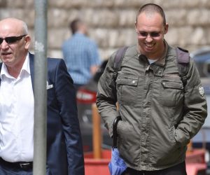 23.05.2018., Sibenik - Jedini prezivjeli vatrogasac iz Kornatske tragedije Frane Lucic u pratnji odvjetnika Sime Savica dolazi na Opcinski sud gdje se vodi postupak oko isplate odstete. Photo: Hrvoje Jelavic/PIXSELL