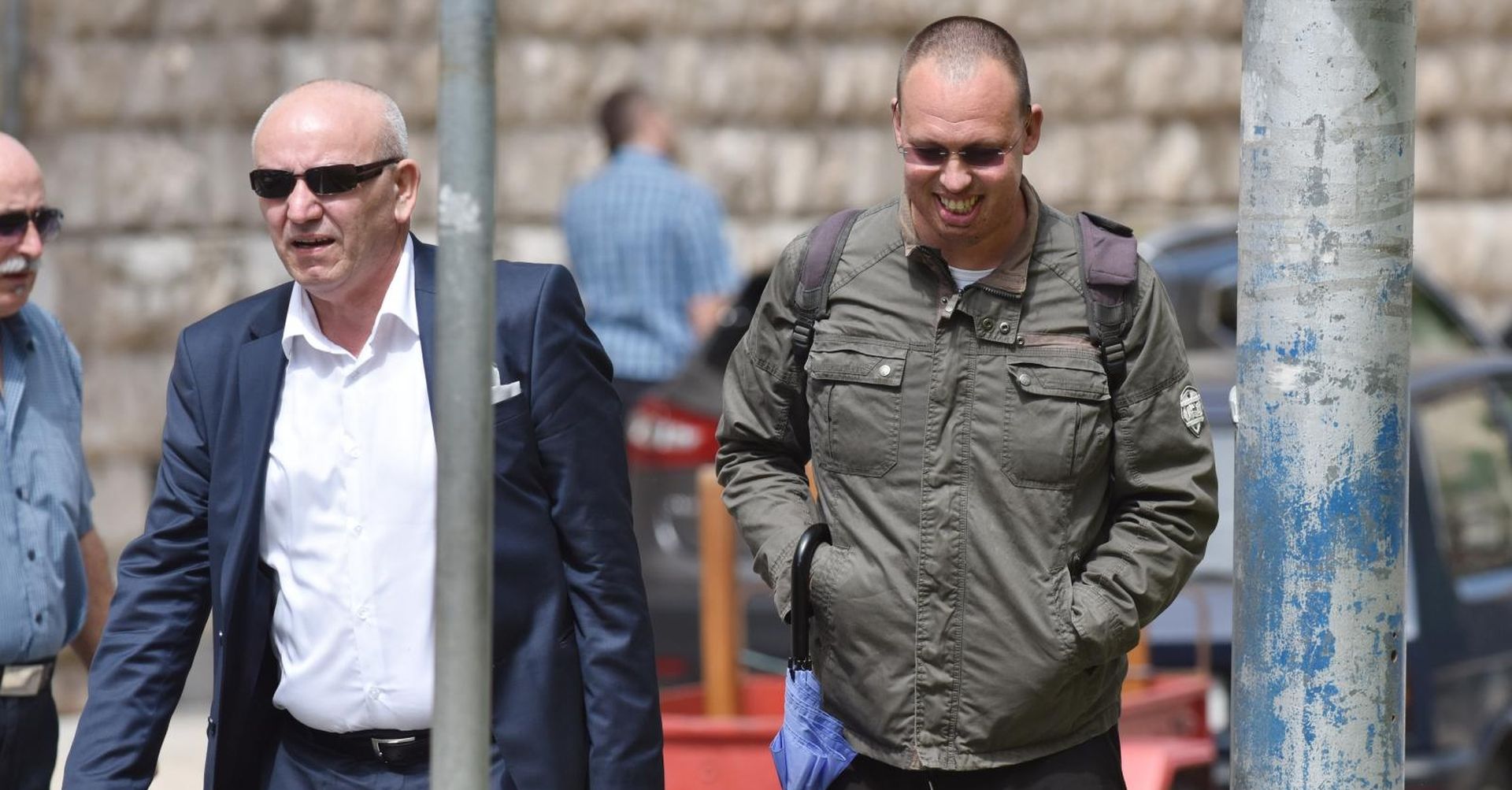 23.05.2018., Sibenik - Jedini prezivjeli vatrogasac iz Kornatske tragedije Frane Lucic u pratnji odvjetnika Sime Savica dolazi na Opcinski sud gdje se vodi postupak oko isplate odstete. Photo: Hrvoje Jelavic/PIXSELL