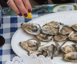 24.03.2018., Dubrovnik - U organizaciji Turisticke zajednice grada Dubrovnika, jutros se ispred crkve sv.Vlaha odrzala tradicionalna Festa od Kamenica. Brojni Dubrovcani i njihovi gosti uzivali su na Stradunu u ovoj morskoj deliciji, koja je bas u ovo doba godine najukusnija. 
Photo: Grgo Jelavic/PIXSELL
