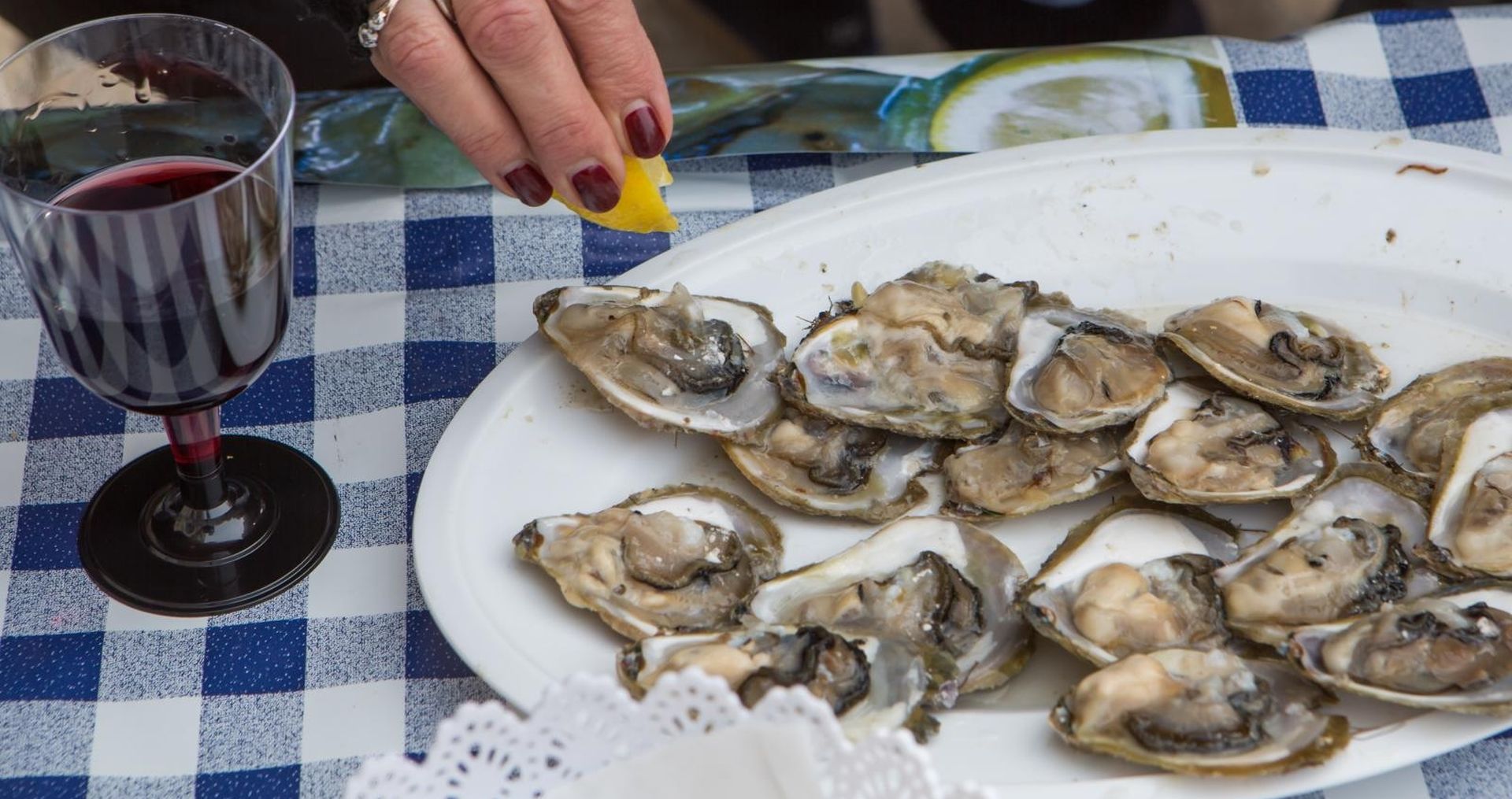 24.03.2018., Dubrovnik - U organizaciji Turisticke zajednice grada Dubrovnika, jutros se ispred crkve sv.Vlaha odrzala tradicionalna Festa od Kamenica. Brojni Dubrovcani i njihovi gosti uzivali su na Stradunu u ovoj morskoj deliciji, koja je bas u ovo doba godine najukusnija. 
Photo: Grgo Jelavic/PIXSELL