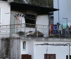 25.03.2019., Duce, Omis - Dvije osobe prevezene su u splitsku bolnicu Krizine nakon pozara koji je jutros oko 4:30 izbio na prvom katu obiteljske kuce u Ducama. Tijekom jutra ocekuje se policijski ocevid. 
Photo: Ivo Cagalj/PIXSELL