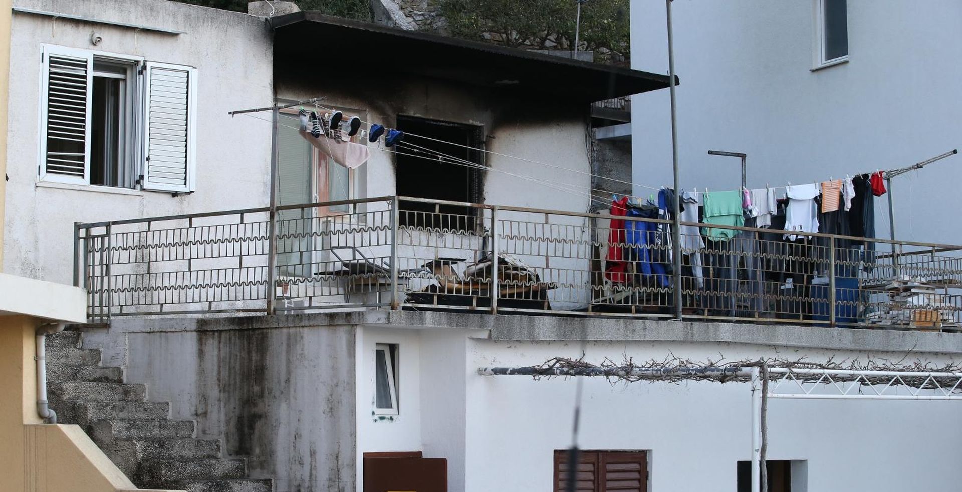 25.03.2019., Duce, Omis - Dvije osobe prevezene su u splitsku bolnicu Krizine nakon pozara koji je jutros oko 4:30 izbio na prvom katu obiteljske kuce u Ducama. Tijekom jutra ocekuje se policijski ocevid. 
Photo: Ivo Cagalj/PIXSELL