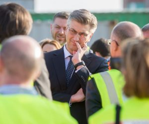 Rijeka: Prilikom obilaska željezničkog kolodvora premijera Plenkovića dočekala aktivistica 25.3.2019., Rijeka - Predsjednik Vlade Andrej Plenkovic obisao je radove na rekonstrukciji zeljeznickog kolodvora Rijeka - Brajdica i izgradnji intermodularnog terminala, zajednickog projekta Lucke uprave Rijeka i HZ Infrastrukture, koji je sufinanciran sredstvima Instrumenta za povezivanje Europe. Photo: Nel Pavletic/PIXSELL