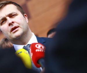 Smiljan: Ministar Ćorić uručio ugovore o bespovratnim sredstvima uslužnom sektoru 26.2.2019., Smiljan -  Ministar zastite okolisa i energetike Tomislav Coric, urucio je ugovore o dodjeli bespovratnih sredstava u okviru poziva Povecanje energetske ucinkvitosti i koristenje obnovljivih izvora energije u usluznom sektoru (turizam, trgovina).
Photo: Borna Filic/PIXSELL