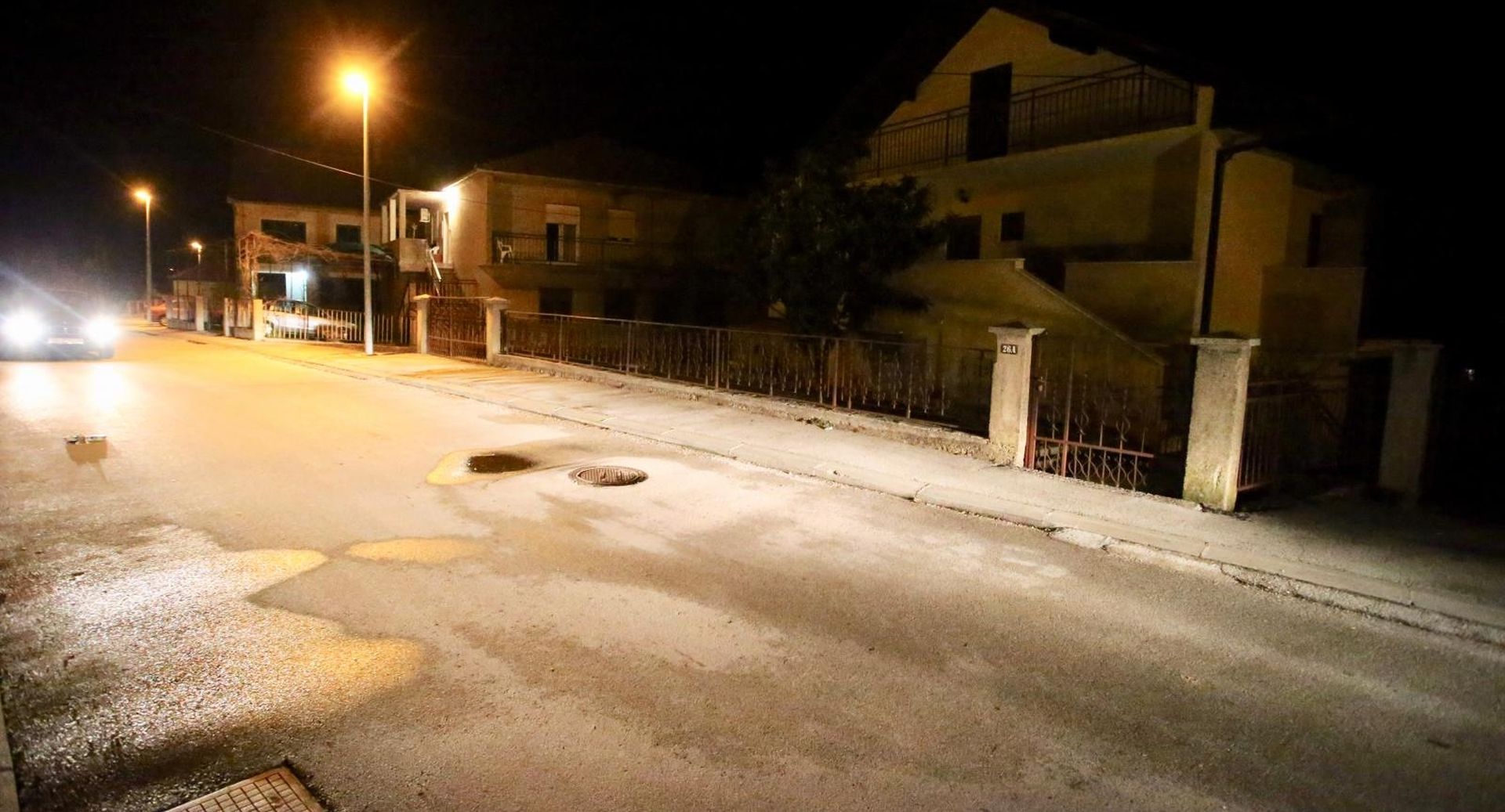 26.02.2019., Trilj - Mjesto gdje je pronadjena teze ozlijedjena zena, dok je jos jedna osoba, koja je zatecena na mjestu dogadjaja, odvedena u sluzbene prostorije policije. Ozlijedjena zena je zadobila teze ozlijede vrata i oka te je hitno prebacena u KBC Split. 
Photo: Ivo Cagalj/PIXSELL