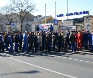 26.03.2019., Pula - Radnici Uljanika danas su usli u sesti dan strajka te su se okupili kod brodogradilista kako bi na jos jednom prosvjedu potaknuli nadlezne da im pocnu davati odgovore. Desetominutnom setnjom pjesackim prijelazom blokirali su promet. 
Photo: Dusko Marusic/PIXSELL