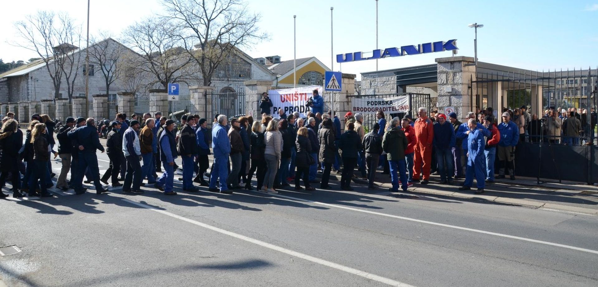 26.03.2019., Pula - Radnici Uljanika danas su usli u sesti dan strajka te su se okupili kod brodogradilista kako bi na jos jednom prosvjedu potaknuli nadlezne da im pocnu davati odgovore. Desetominutnom setnjom pjesackim prijelazom blokirali su promet. 
Photo: Dusko Marusic/PIXSELL