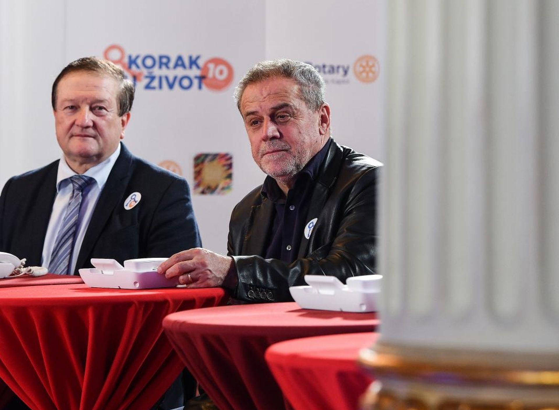 Zagreb: Poznati u call centru primali pozive građana 25.11.2018., Zagreb - U hrvatskom narodnom kazalistu odrzan je humanitarni koncert "Korak u zivot" na kojemu su prikupljena sredstva za stipendiranje djece bez odgovarajuce roditeljske skrbi. Humanitarnu akciju organizirao je Rotary Club Zagreb Kaptol. Damir Boras, Milan Bandic. 
Photo: Sandra Simunovic/PIXSELL