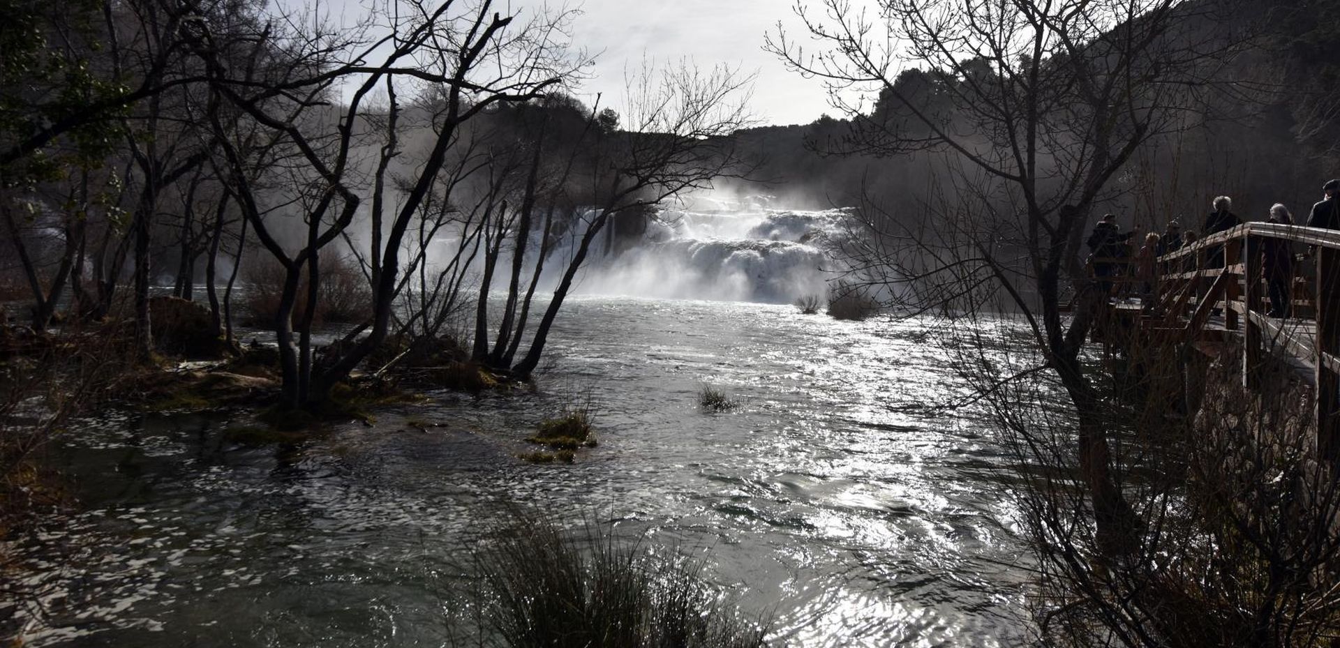 24. rođendan NP Krka proslavljen šetnjom od Skradinskog mosta do Skradinskog buka  27.01.2019., Skradin - U sklopu 34. rodjendana Nacionalnog parka Krka Udruga Forca 08 iz Sibenika organizirala je setnju od Skradinskog mosta do Skradinskog buka u duzini od 3400 metara pjesackom stazom usjecenom uz desnu obalu Krke. Photo: Hrvoje Jelavic/PIXSELL