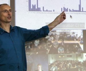 27.02.2015., Split - Medjunarodni istrazivacki dan na FESB-u. Nakon zavrsetka analize u dobivenom programu vodjena je  diskusija o rezultatima, istrazivanja o Higgsovom bozonu sa ostalim sudionicima preko video linka uz odgovaranje na pitanja iz CERN-a. 
Photo: Ivo Cagalj/PIXSELL
