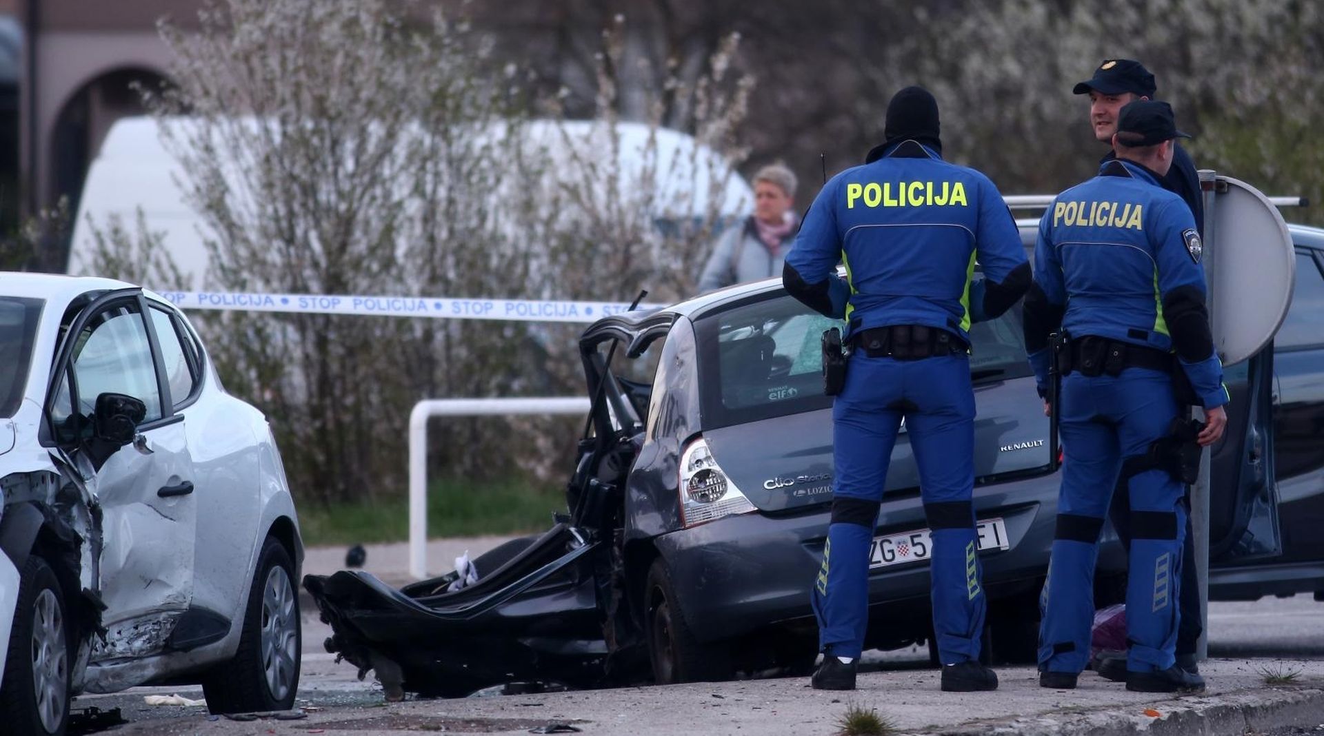 Zagreb: Jedna osoba poginula u sudaru nekoliko vozila kod naselja Velika Mlaka 27.03.2019., Zagreb - Policijski ocevid prometne nesrece nekoliko vozila na raskrizju Zagrebacke ceste i ulaska u naselje Velika Mlaka gdje je jedna osoba poginula. Photo: Igor Soban/PIXSELL