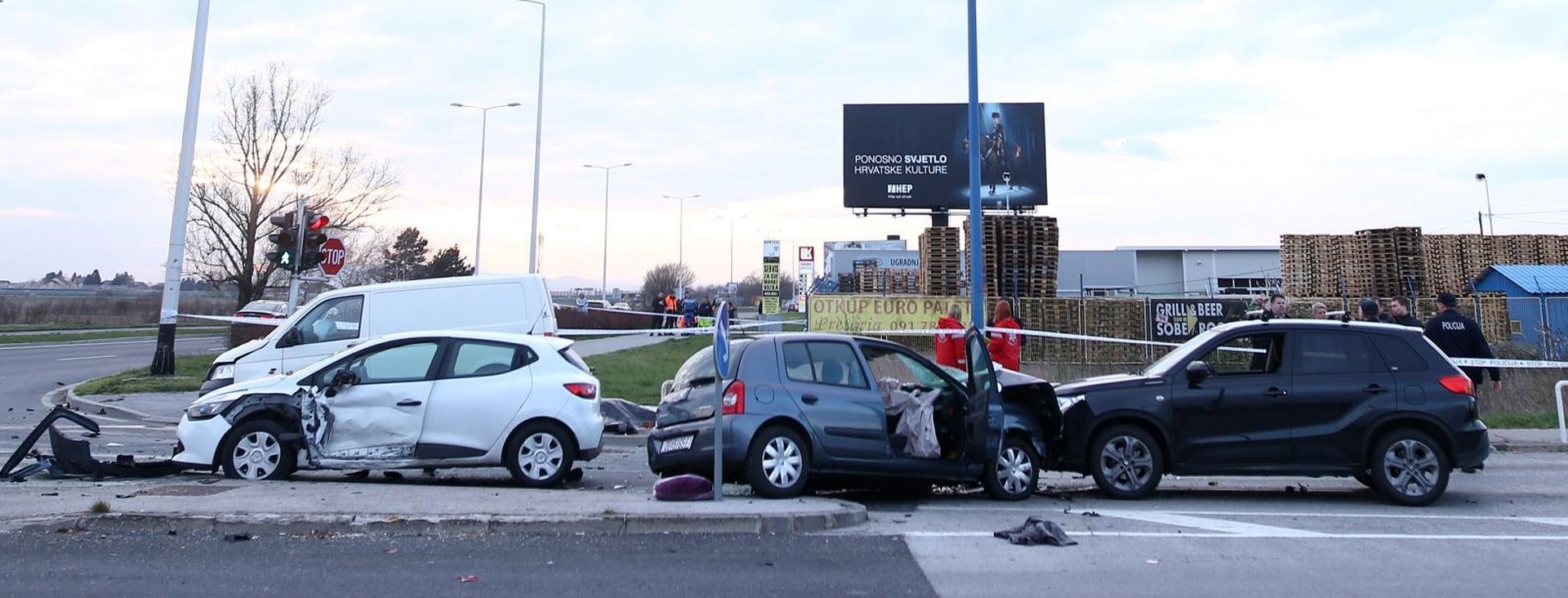 Zagreb: Jedna osoba poginula u sudaru nekoliko vozila kod naselja Velika Mlaka 27.03.2019., Zagreb - Policijski ocevid prometne nesrece nekoliko vozila na raskrizju Zagrebacke ceste i ulaska u naselje Velika Mlaka gdje je jedna osoba poginula. Photo: Igor Soban/PIXSELL