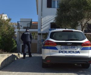 Otac bacio svoje četvero male djece s prvog kata kuće u Pagu 28.02.2019., Pag - Muskarac je u gradu Pagu u Ulici Josipa bana Jelačića s prvog kata kuce bacio svoje cetvero malodobne djece. Photo: Dino Stanin/PIXSELL