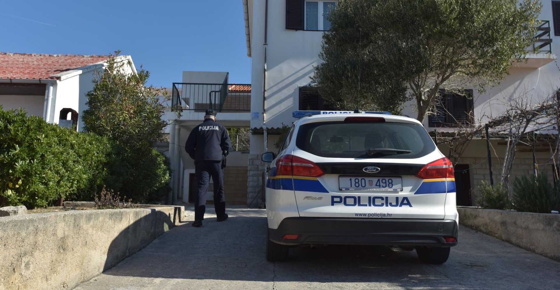 Otac bacio svoje četvero male djece s prvog kata kuće u Pagu 28.02.2019., Pag - Muskarac je u gradu Pagu u Ulici Josipa bana Jelačića s prvog kata kuce bacio svoje cetvero malodobne djece. Photo: Dino Stanin/PIXSELL