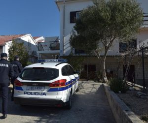 Otac bacio svoje četvero male djece s prvog kata kuće u Pagu 28.02.2019., Pag - Muskarac je u gradu Pagu u Ulici Josipa bana Jelačića s prvog kata kuce bacio svoje cetvero malodobne djece. Photo: Dino Stanin/PIXSELL