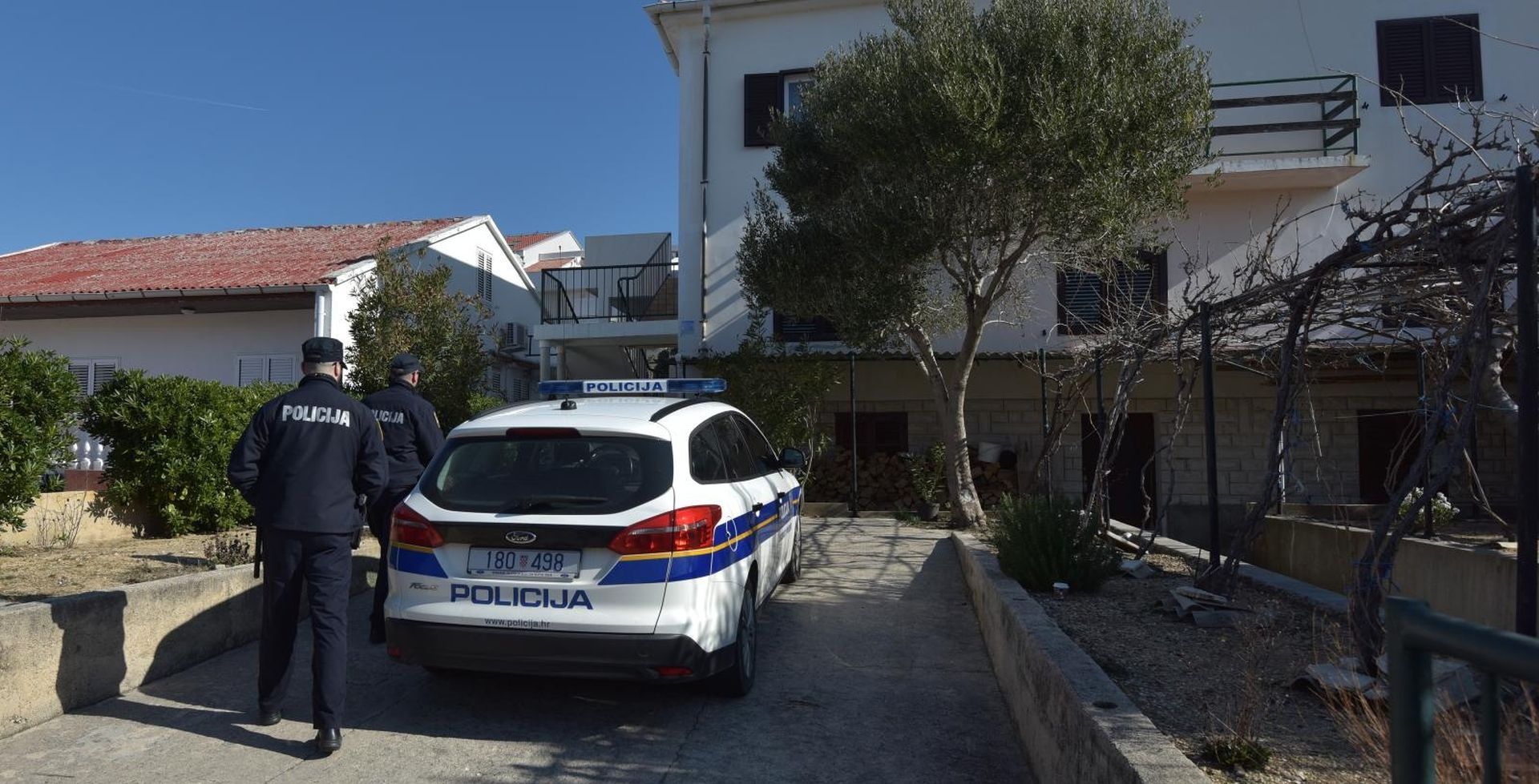 Otac bacio svoje četvero male djece s prvog kata kuće u Pagu 28.02.2019., Pag - Muskarac je u gradu Pagu u Ulici Josipa bana Jelačića s prvog kata kuce bacio svoje cetvero malodobne djece. Photo: Dino Stanin/PIXSELL