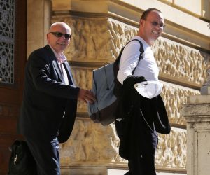 Šibenik: Frane Lučić dolazi na ročište u pratnji odvjetnika 28.09.2018., Sibenik - Frane Lucic dolazi na rociste u pratnji odvjetnika Sime Savica u parnici kojom od drzave traizi obestecenje za ozljede koje je kao vatrogasac zadobio u kornatskoj tragediji.

Photo: Dusko Jaramaz/PIXSELL