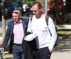 Šibenik: Frane Lučić dolazi na ročište u pratnji odvjetnika 28.09.2018., Sibenik - Frane Lucic dolazi na rociste u pratnji odvjetnika Sime Savica u parnici kojom od drzave traizi obestecenje za ozljede koje je kao vatrogasac zadobio u kornatskoj tragediji.

Photo: Dusko Jaramaz/PIXSELL