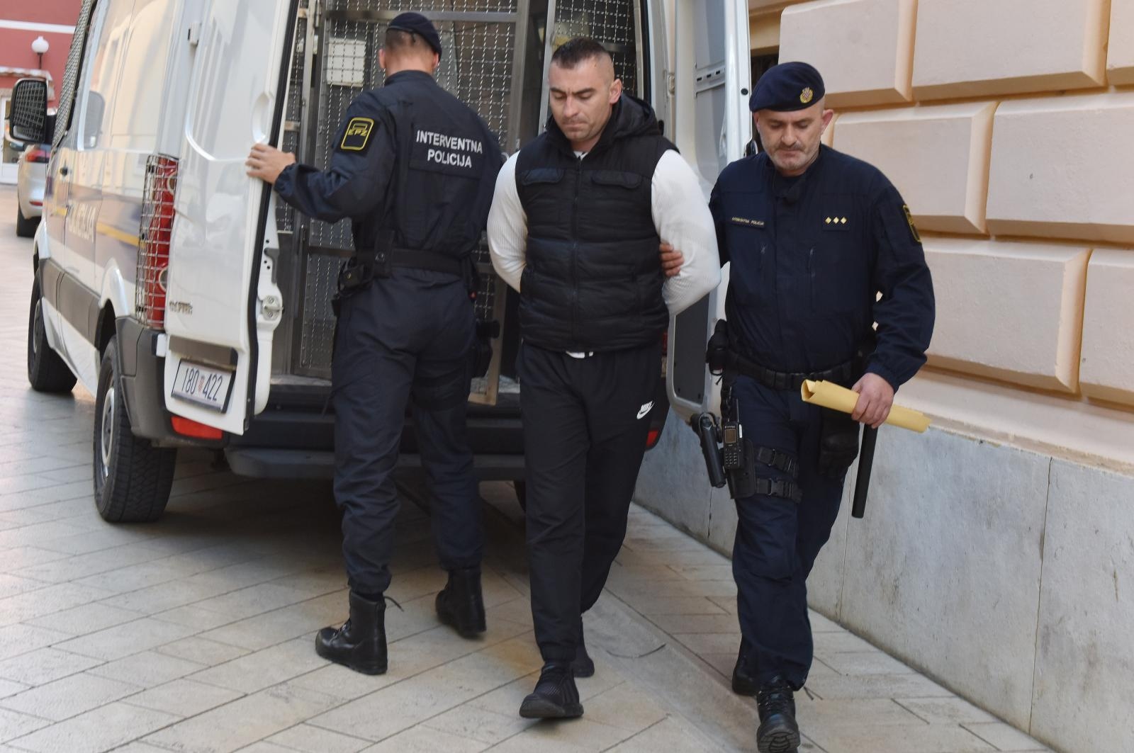 Zadar: Privođenje Darka Kovačevića, Daruvarca sucu istrage 31.03.2019., Zadar - Privodjenje Darka Kovacevica, Daruvarca iz policijske postaje sucu istrage. 
Photo: Hrvoje Jelavic/PIXSELL