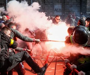 Activists of Ukrainian nationalist parties scuffle with police officers during a rally to demand an investigation into the corruption of Ukraine's armed forces officials, in Kiev Activists of Ukrainian nationalist parties scuffle with police officers during a rally to demand an investigation into the corruption of Ukraine's armed forces officials, in Kiev, Ukraine March 9, 2019.  REUTERS/Gleb Garanich     TPX IMAGES OF THE DAY GLEB GARANICH