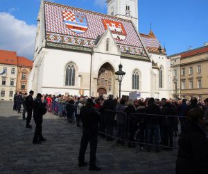Zagreb, 02.03.2019 - Prosvjed "Oteli ste medije, novinarstvo ne damo!" u organizaciji Hrvatskog novinarskog drutva (HND). Prosvjedna kolona kreæe u 12,05 sati od Novinarskog doma Savskom ulicom do Ministarstva kulture, a potom se preko Maruliæeva trga zaustavlja pred Rektoratom Sveuèilita u Zagrebu, nakon èega kreæe za Markov trg. Predstavnici HND-a tamo æe predsjedniku Vlade Andreju Plenkoviæu pokuati uruèiti "8 zahtjeva protiv cenzure". Na fotografiji prosvjednici ispred Vlade RH. foto HINA / Zvonimir KUHTIÆ/ ml