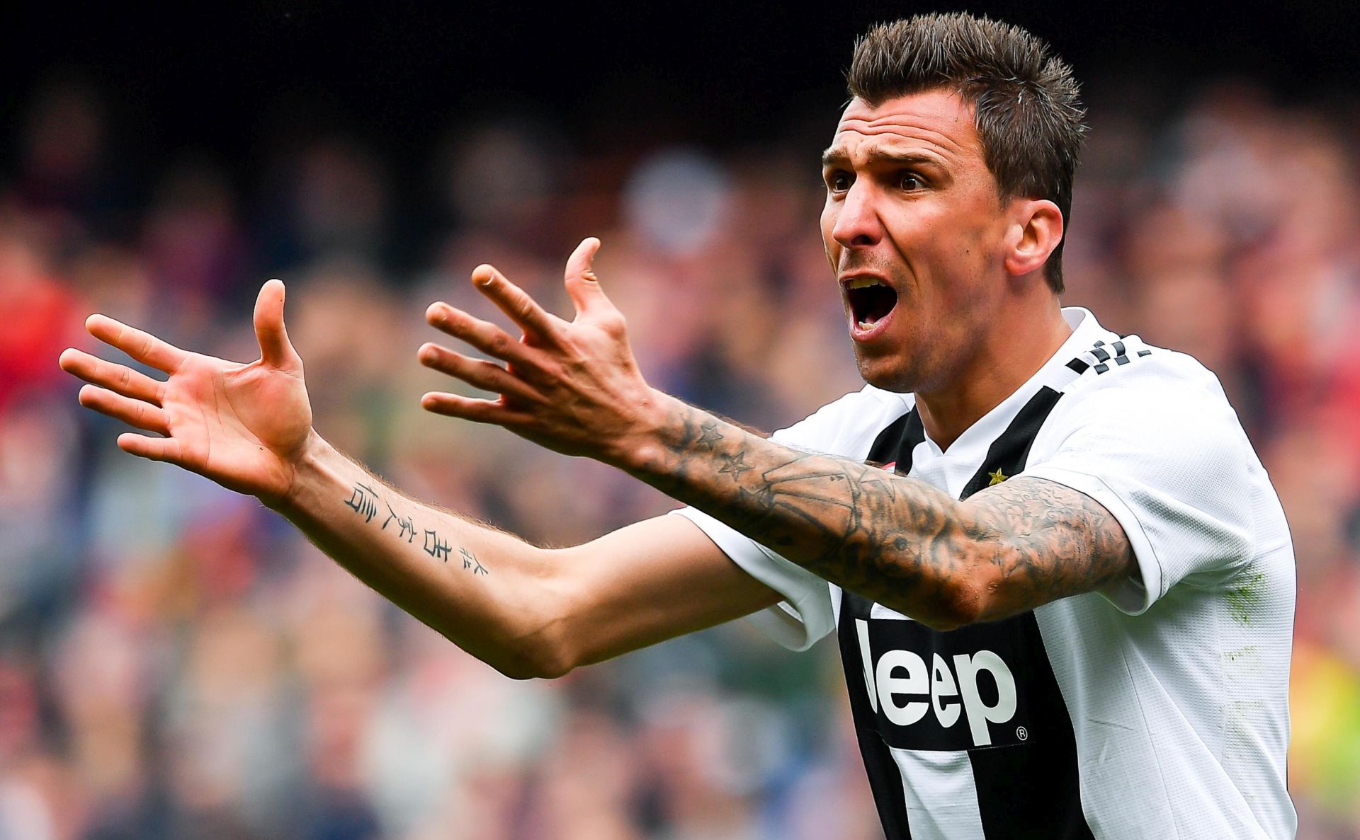 epa07444715 Juventus Croatian forward Mario Mandzukic reacts during the Italian Serie A soccer match Genoa Cfc vs Juventus Fc at Luigi Ferraris Stadium in Genoa, Italy, 17 March 2019.  EPA/SIMONE ARVEDA