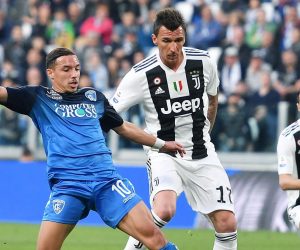 epa07473844 Juventus Mario Mandzukic and  Empoli's Ismael Bennacer (L) in action during the Italian Serie A soccer match Juventus FC vs Empoli FC at the Allianz stadium in Turin, Italy, 30 March 2019  EPA/ALESSANDRO DI MARCO