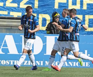 epa07475862 Atalanta's Mario Pasalic (L) jubilates with his teammates after scoring a goal during the Italian Serie A soccer match Parma Calcio1913 vs Atalanta BC at Ennio Tardini Stadium in Parma, Italy, 31 March 2019.  EPA/ELISABETTA BARACCHI