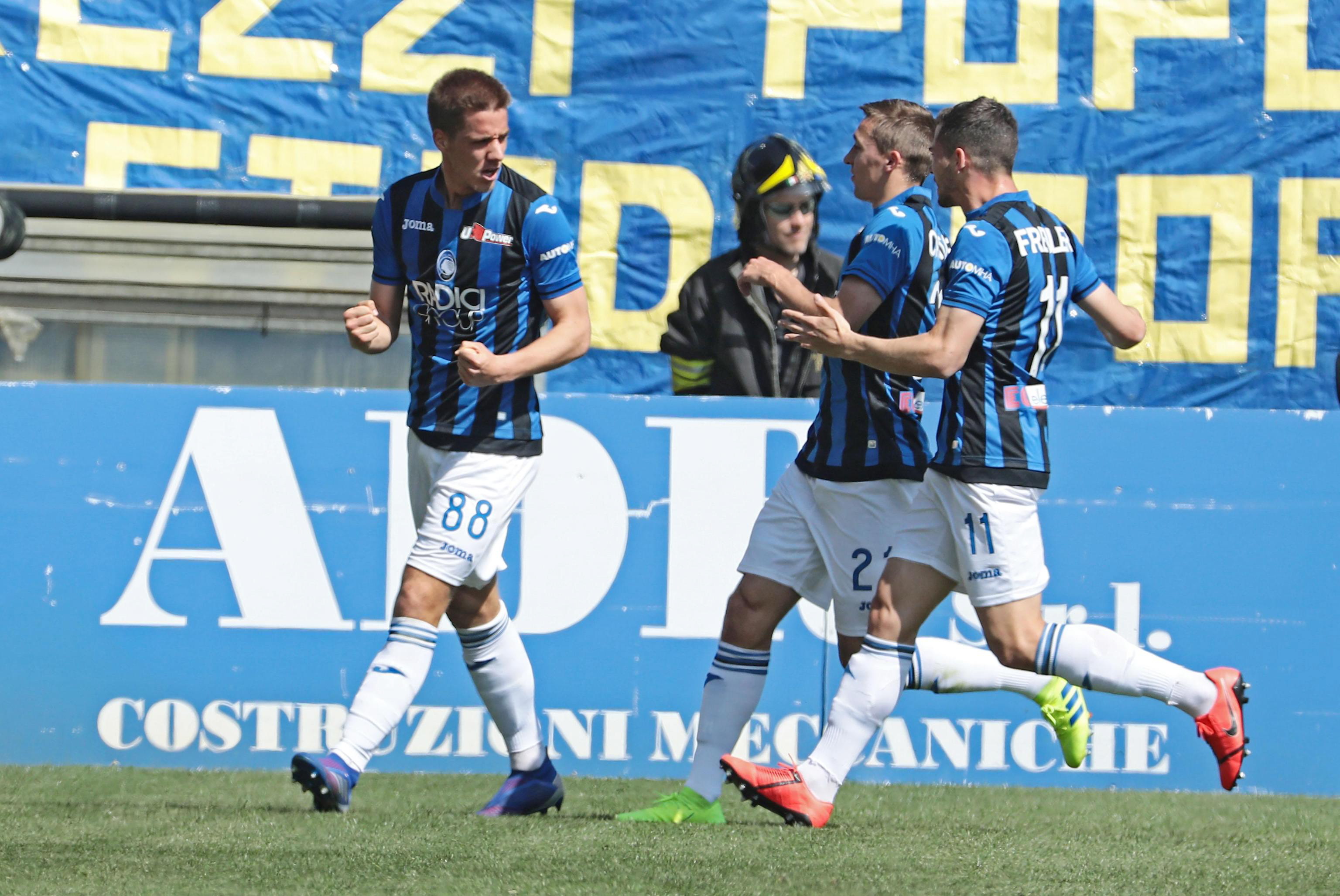 epa07475862 Atalanta's Mario Pasalic (L) jubilates with his teammates after scoring a goal during the Italian Serie A soccer match Parma Calcio1913 vs Atalanta BC at Ennio Tardini Stadium in Parma, Italy, 31 March 2019.  EPA/ELISABETTA BARACCHI