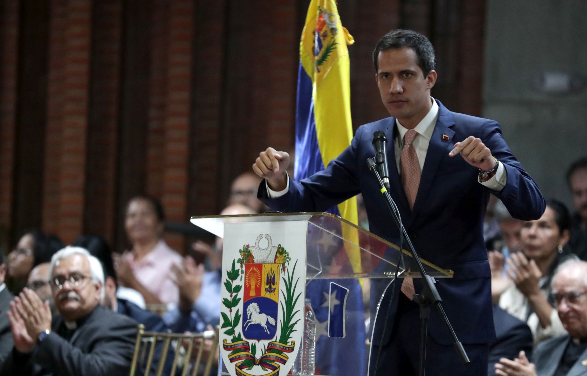 epa07478828 Venezuelan opposition leader Juan Guaido (C) speaks during a meeting with the opposition platform Frente Amplio Venezuela Libre, in Caracas, Venezuela, 01 April 2019.  EPA/Rayner Pena