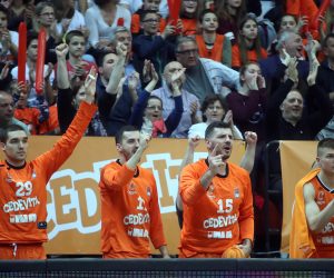 Zagreb, 07.04.2019 - Odluèujuæa treæa utakmica polufinala doigravanja koarkake ABA lige izmeðu Cedevite i Buduænosti. Na slici igraèi Cedevite na klupi i navijaèi slave postignuti zgoditak.
foto HINA/ Damir SENÈAR /ds