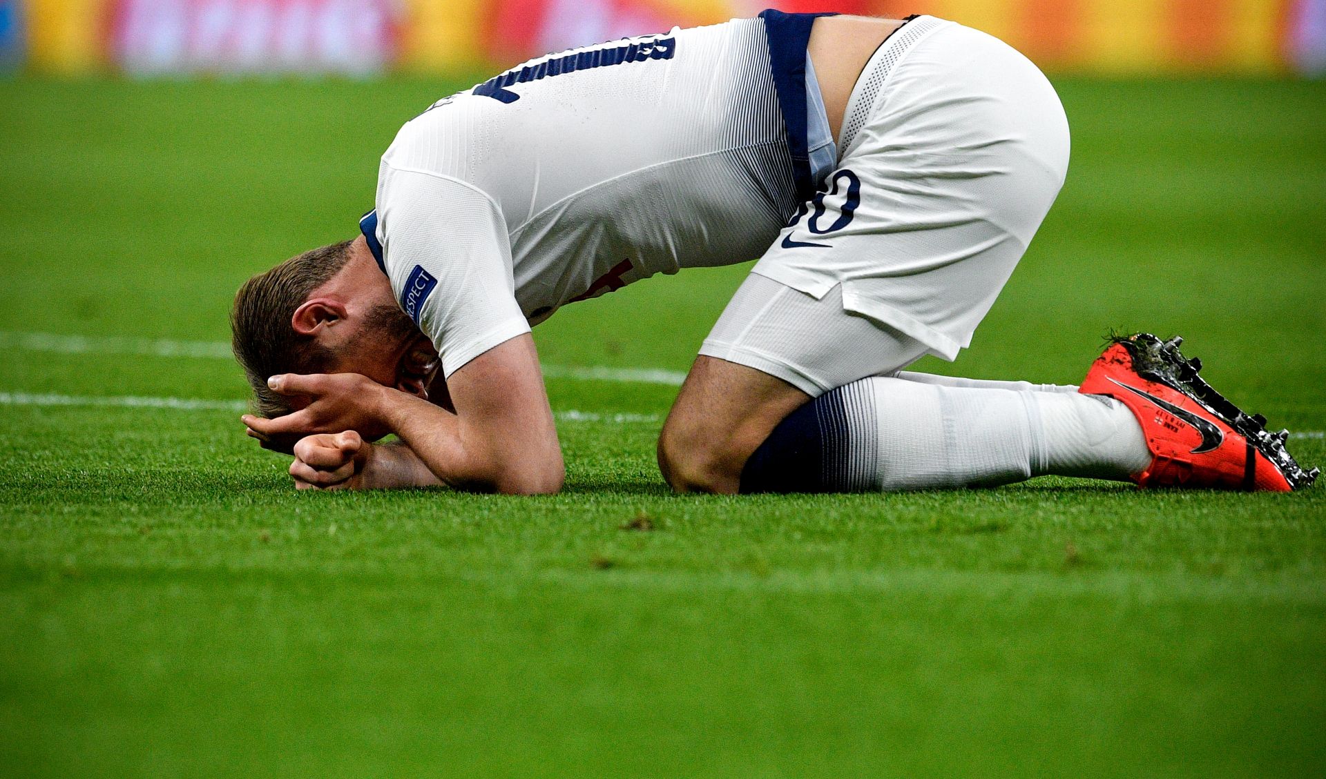 epa07494921 Tottenham's Harry Kane reacts during the UEFA Champions League quarter final first leg soccer match between Tottenham Hotspur and Manchester City at Hotspur Stadium in London, Britain, 09 April 2019.  EPA/NEIL HALL
