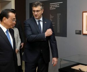 Zagreb, 10.04.2019 - Predsjednik Vlade Republike Hrvatske Andrej Plenković i predsjednik Državnog vijeća Narodne Republike Kine Li Keqiang razgledali su izložbu "Učenjaci drevne Kine: slikarstvo i život" iz Nacionalnog muzeja Kine u Klovićevim dvorima.
foto HINA/ POOL/ Admir BULJUBAŠIĆ/ abu