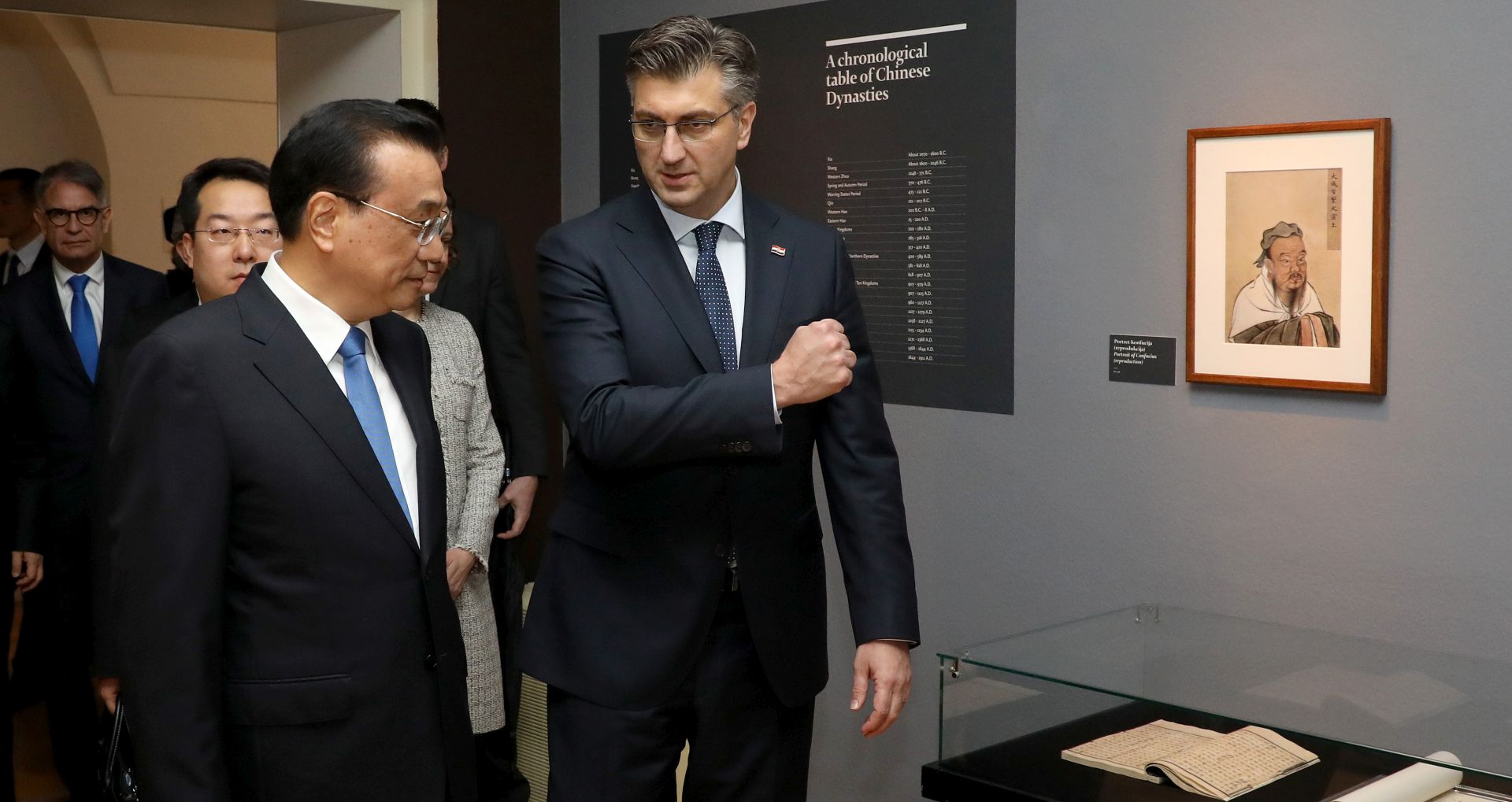 Zagreb, 10.04.2019 - Predsjednik Vlade Republike Hrvatske Andrej Plenković i predsjednik Državnog vijeća Narodne Republike Kine Li Keqiang razgledali su izložbu "Učenjaci drevne Kine: slikarstvo i život" iz Nacionalnog muzeja Kine u Klovićevim dvorima.
foto HINA/ POOL/ Admir BULJUBAŠIĆ/ abu