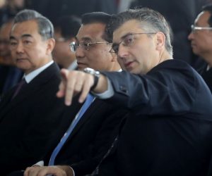 Brijesta, 11.04.2019 - Predsjednik Vlade Andrej Plenković i predsjednik Državnog vijeća Narodne Republike Kine Li Keqiang stigli su na gradilište Pelješkog mosta u mjestu Brijesta na Pelješcu.
Na fotografiji Li Keqiang, Andrej Plenković.
foto HINA/ Damir SENČAR/ ds