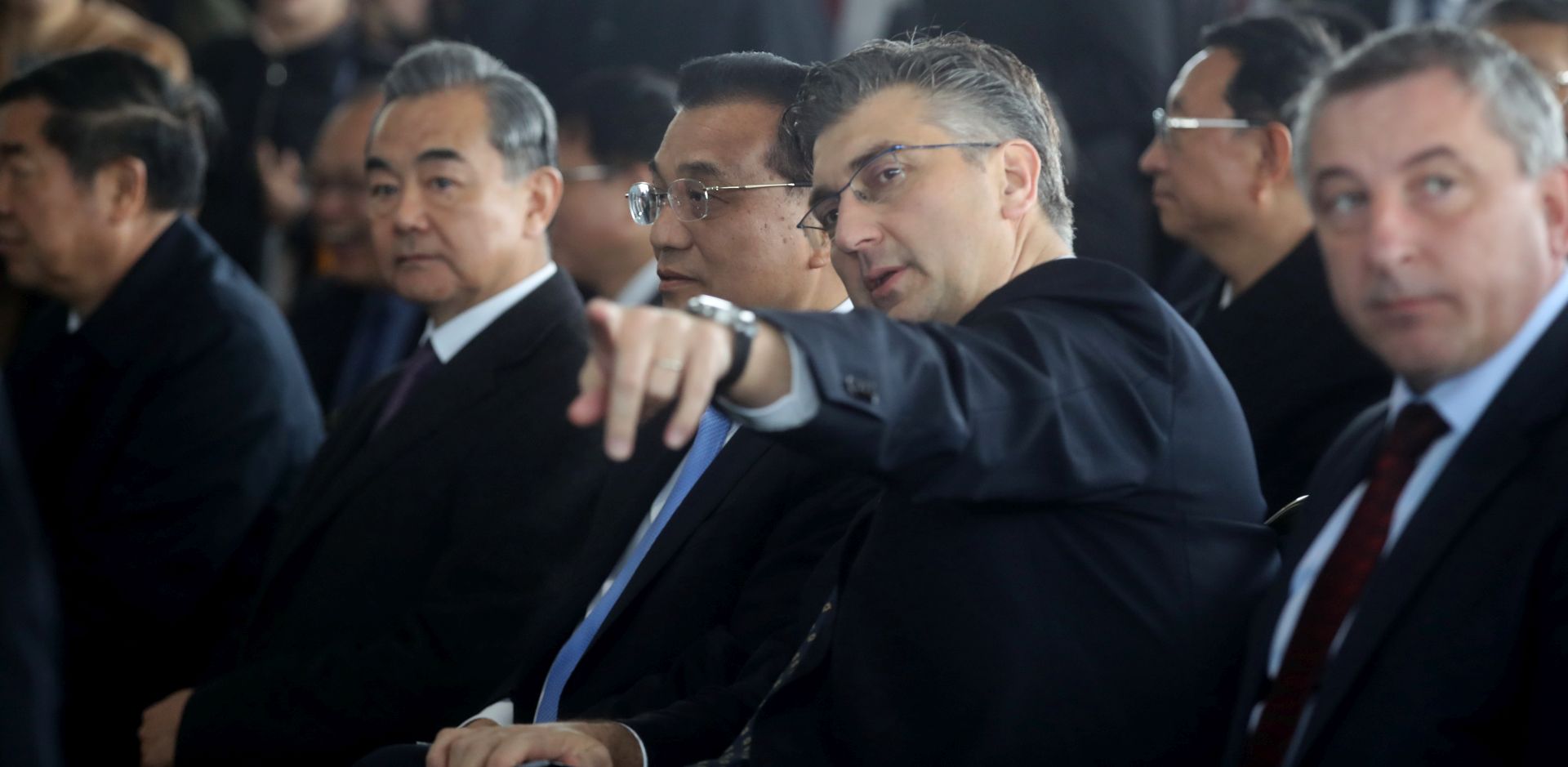 Brijesta, 11.04.2019 - Predsjednik Vlade Andrej Plenković i predsjednik Državnog vijeća Narodne Republike Kine Li Keqiang stigli su na gradilište Pelješkog mosta u mjestu Brijesta na Pelješcu.
Na fotografiji Li Keqiang, Andrej Plenković.
foto HINA/ Damir SENČAR/ ds
