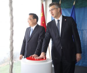 Brijesta, 11.04.2019 - Predsjednik Vlade Republike Hrvatske Andrej Plenković i predsjednik Državnog vijeća Narodne Republike Kine Li Keqiang pritiskom gumba pokreću puštanje u more posljednjeg pilota prve faze izgradnje Pelješkoga mosta.
Na fotografiji Li Keqiang, Andrej Plenković.
foto HINA/ POOL/ Damir SENČAR /ds