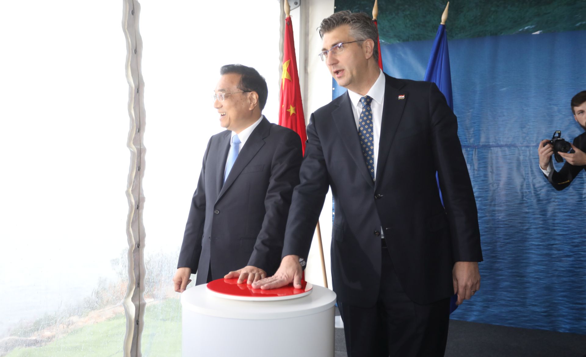 Brijesta, 11.04.2019 - Predsjednik Vlade Republike Hrvatske Andrej Plenković i predsjednik Državnog vijeća Narodne Republike Kine Li Keqiang pritiskom gumba pokreću puštanje u more posljednjeg pilota prve faze izgradnje Pelješkoga mosta.
Na fotografiji Li Keqiang, Andrej Plenković.
foto HINA/ POOL/ Damir SENČAR /ds