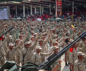 epa07505146 Members of the National Bolivarian Militia of Venezuela participate in the commemoration of the 17th anniversary of the failed coup d'etat against the late Venezuelan President Hugo Chavez and the tenth anniversary of the Bolivarian Militia at the Paseo de los Proceres square in Caracas, Venezuela, 13 April 2019.  EPA/MIGUEL GUTIERREZ