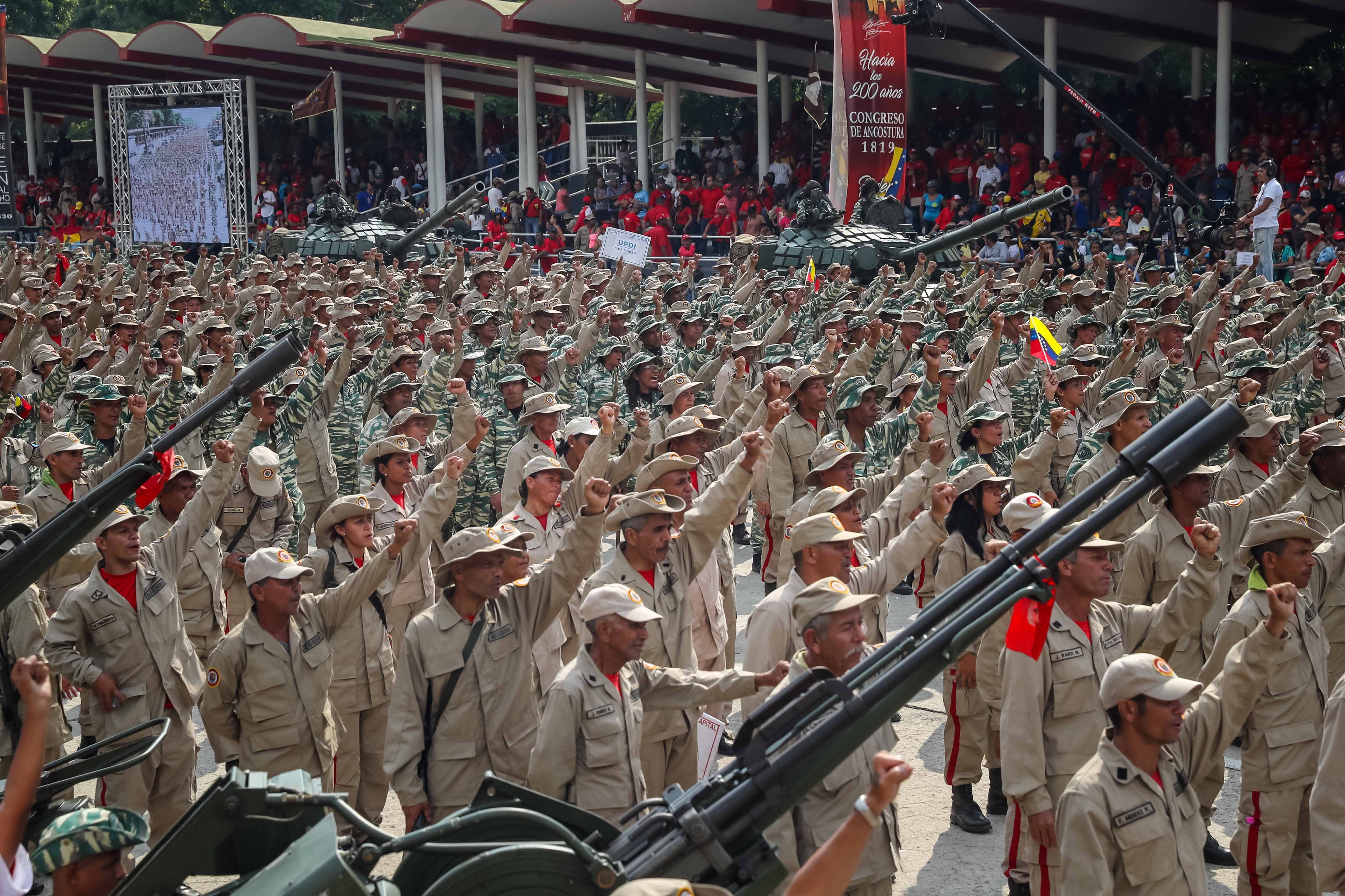 epa07505146 Members of the National Bolivarian Militia of Venezuela participate in the commemoration of the 17th anniversary of the failed coup d'etat against the late Venezuelan President Hugo Chavez and the tenth anniversary of the Bolivarian Militia at the Paseo de los Proceres square in Caracas, Venezuela, 13 April 2019.  EPA/MIGUEL GUTIERREZ