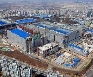 epa07509193 A handout photo made available by Samsung Electronics Co. shows the company's semiconductor production facility in Hwaseong, south of Seoul, South Korea, 16 April 2019. The world's largest memory chip maker said it has completed the development of its latest 5-nanometer (nm), ultraviolet (EUV)-based fabrication process technology.  EPA/SAMSUNG ELECTRONICS CO. / HANDOUT  HANDOUT EDITORIAL USE ONLY/NO SALES