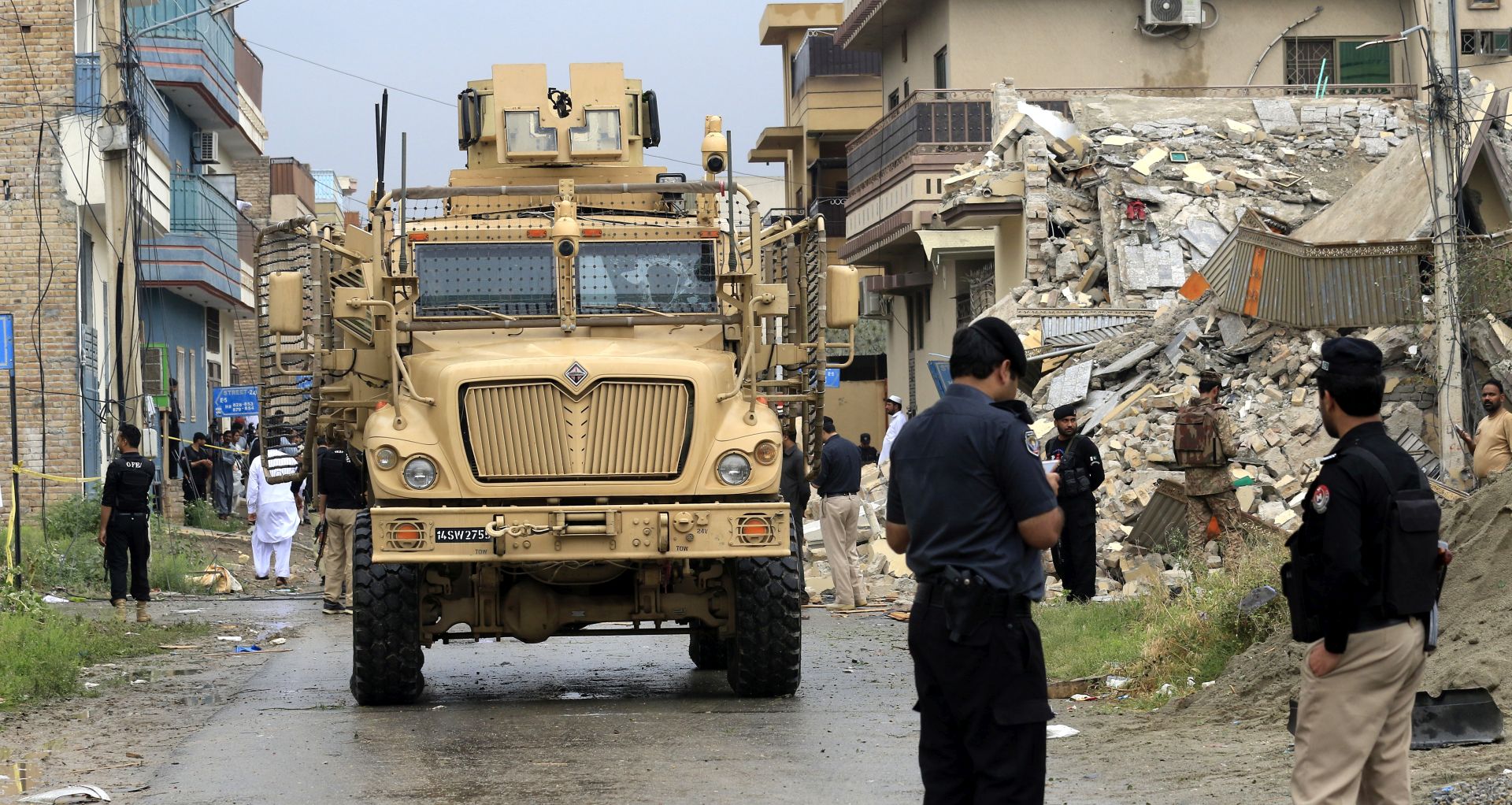 epa07509988 Pakistani security officials inspect a collapsed house after gunfight with suspected terrorists in Peshawar, Pakistan, 16 April 2019. At least five suspected terrorists and a policeman were killed during an operation on the outskirts of Peshawar. The suspects had taken cover in a residential building, from where they attacked security forces.  EPA/BILAWAL ARBAB