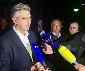 Jelsa, 18.04.2019. - Premijer Andrej Plenković uoči Uskrsa posjetio je Hvar i došao na stoljetnu procesiju Za križen.
foto HINA/ Vlada RH/ es