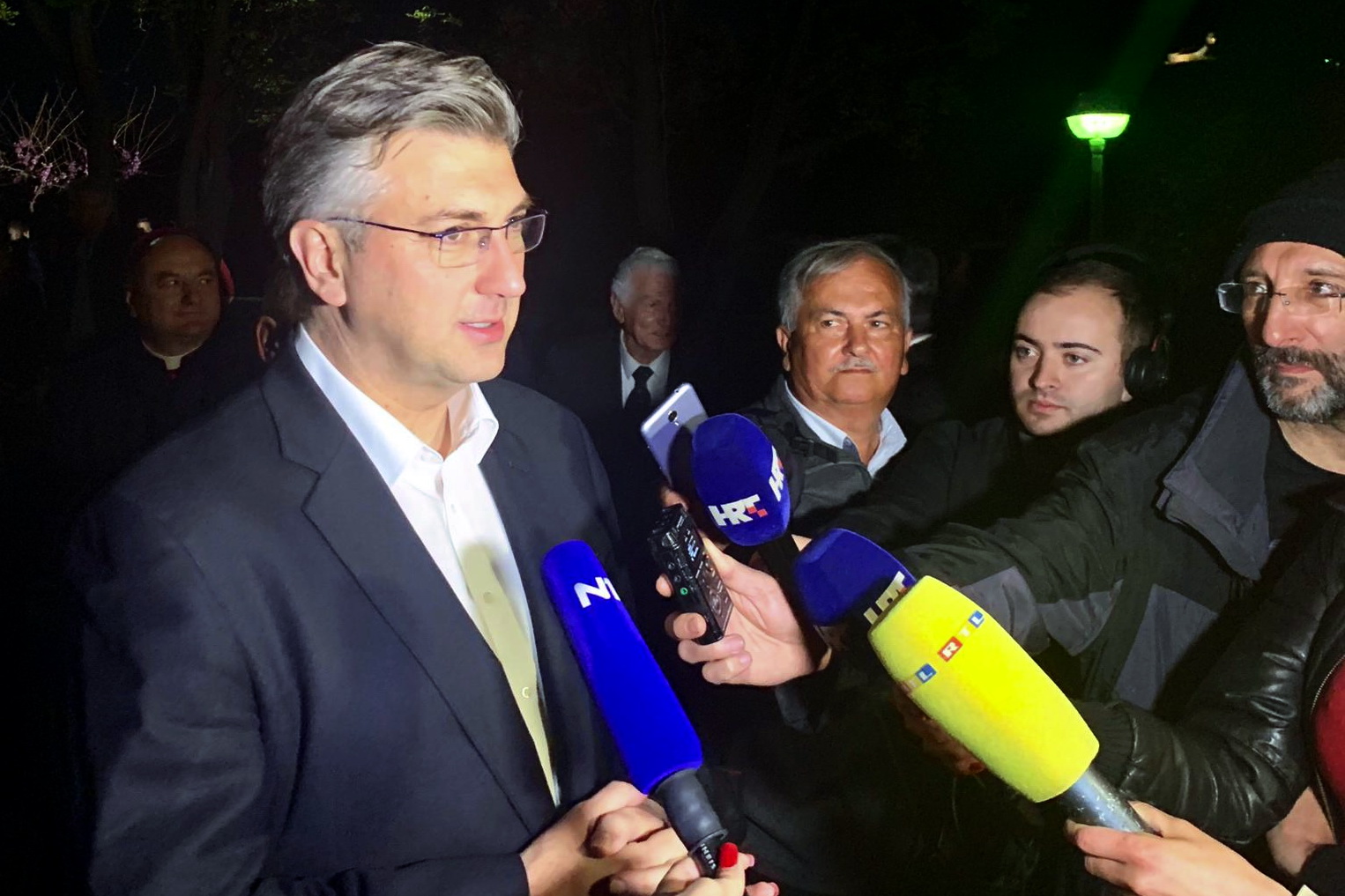 Jelsa, 18.04.2019. - Premijer Andrej Plenković uoči Uskrsa posjetio je Hvar i došao na stoljetnu procesiju Za križen.
foto HINA/ Vlada RH/ es