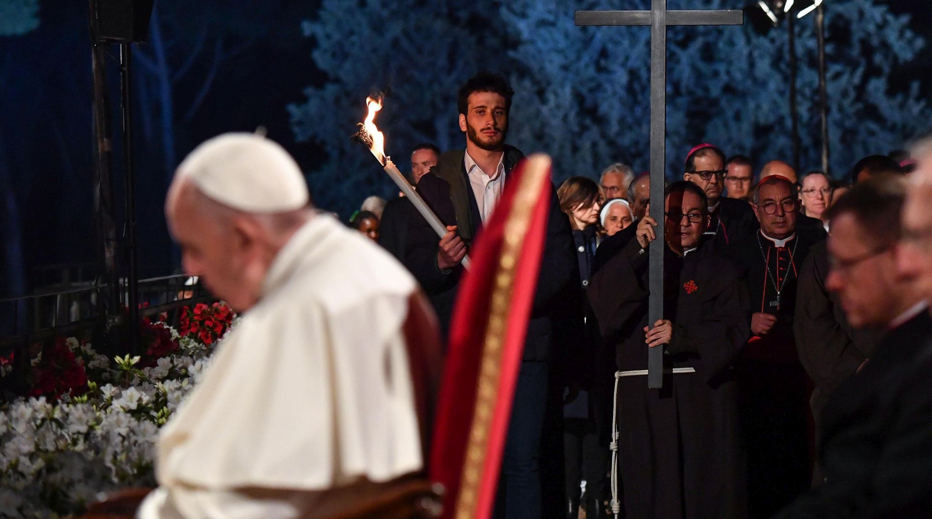 epa07516580 Pope Francis presides over the Via Crucis (Way of the Cross) torchlight procession on the Good Friday in front of ancient Colosseum in Rome, Italy, 19 April 2019. Good Friday is observed by Christians around the world to commemorate the crucifixion of Jesus Christ.  EPA/ALESSANDRO DI MEO