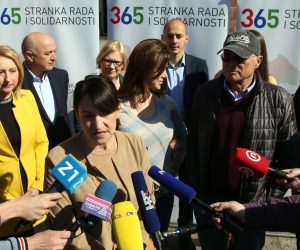 Zagreb, 20.4.2019 - Druženje građana s kandidatima s liste Stranke rada i solidarnosti - Bandić Milan 365, za izbore za Europski parlament i podjela pisanica uoči Uskrsa na Trgu bana Josipa Jelačića. Na slici Jelena Pavičić Vukičević.
Foto Hina/ Dario GRZELJ/ dag