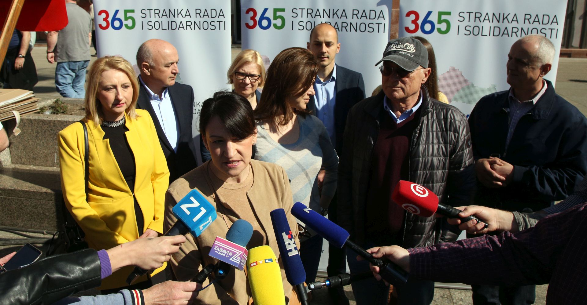 Zagreb, 20.4.2019 - Druženje građana s kandidatima s liste Stranke rada i solidarnosti - Bandić Milan 365, za izbore za Europski parlament i podjela pisanica uoči Uskrsa na Trgu bana Josipa Jelačića. Na slici Jelena Pavičić Vukičević.
Foto Hina/ Dario GRZELJ/ dag
